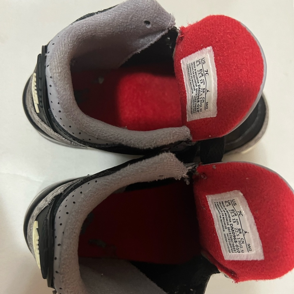 Jordan Kids' Black, Gray & Red Retro Sneakers - Picture 4 of 6